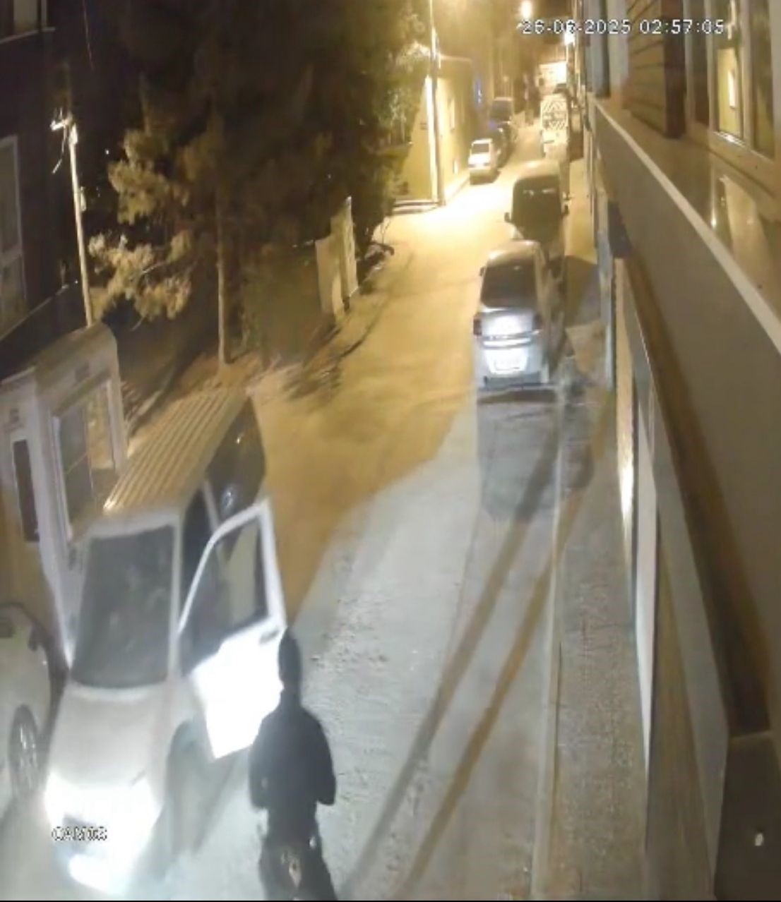 Bek&ccedil;iden ka&ccedil;arken panoya vuran ve havalanan ara&ccedil; g&uuml;venlik kamerasında
