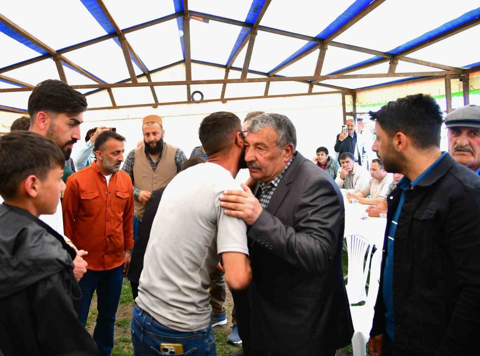 Ardahan Valisinin girişimiyle husumetli iki aile yıllar sonra barıştı