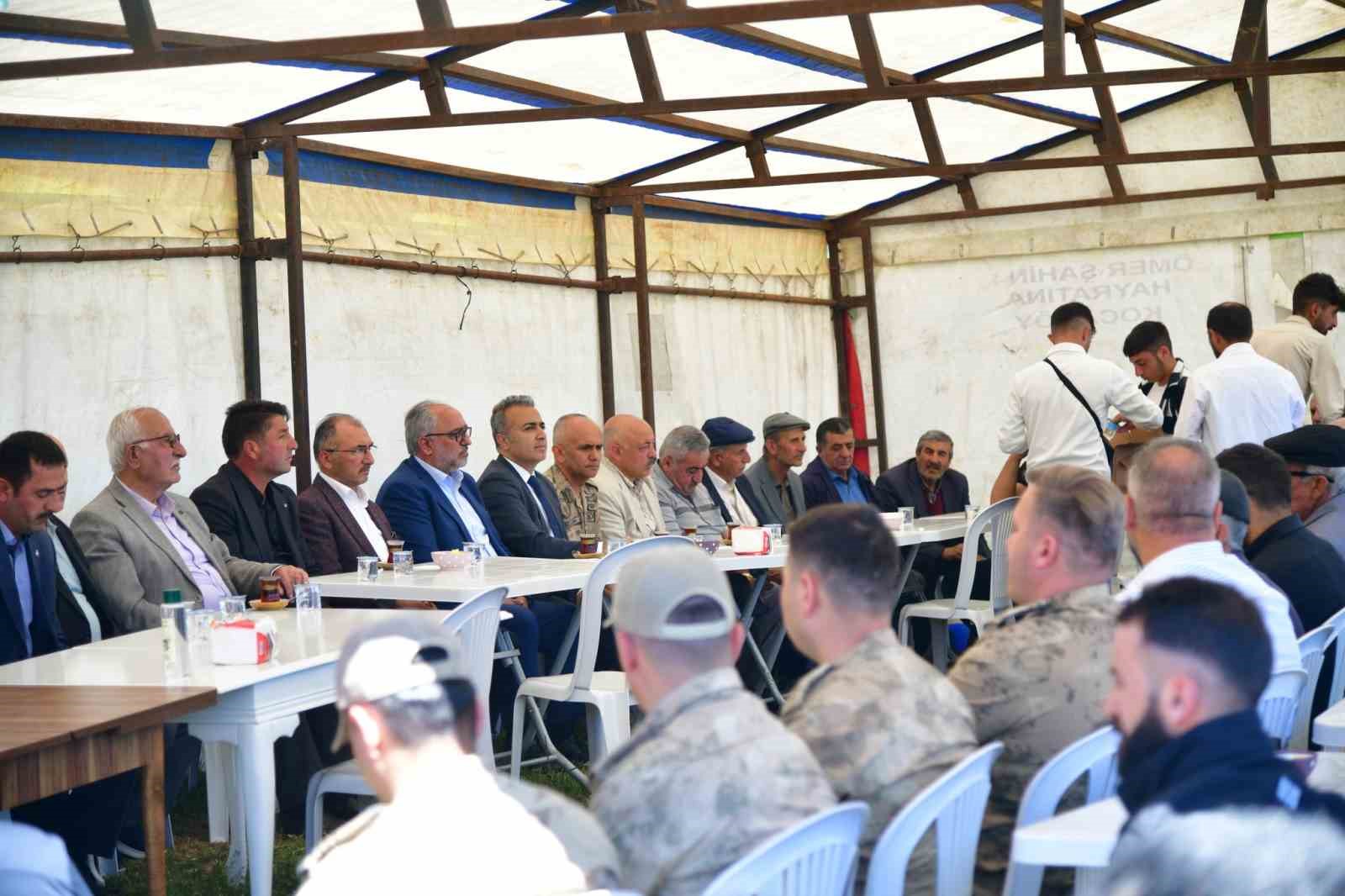 Ardahan Valisinin girişimiyle husumetli iki aile yıllar sonra barıştı