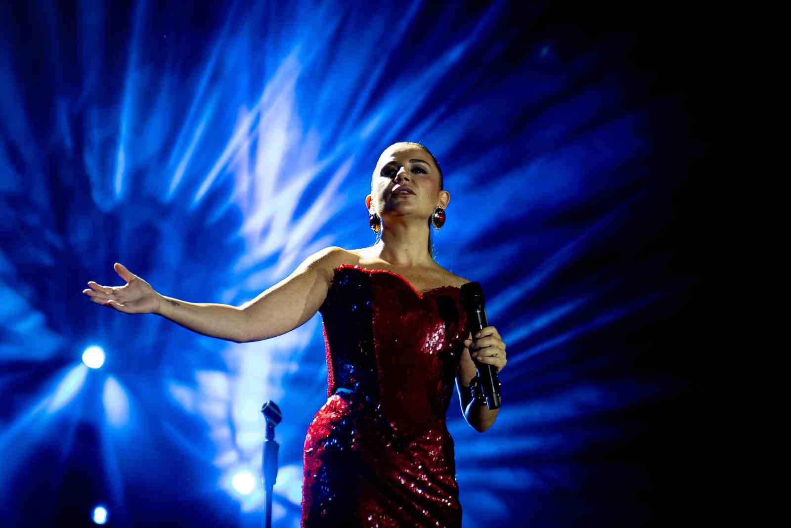 Samsun, Merve Özbey ile coştu