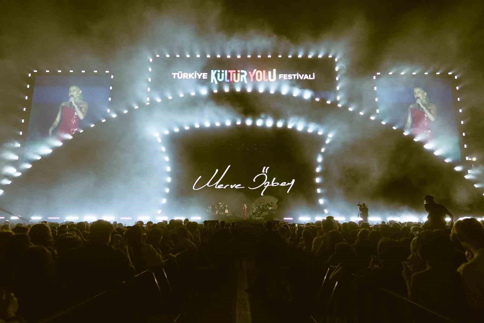 Samsun, Merve &Ouml;zbey ile coştu
