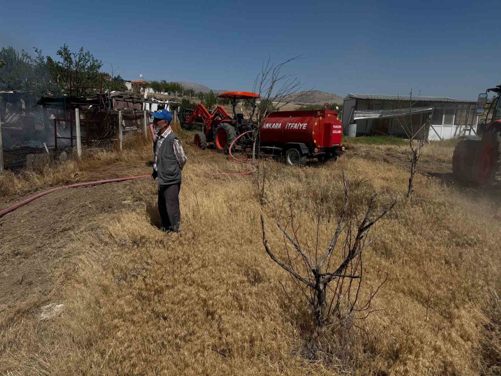 Ankara&rsquo;da ot yangını korkuttu
