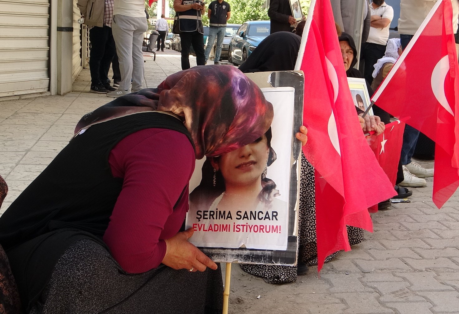 Van&rsquo;da annelerin evlat n&ouml;beti s&uuml;r&uuml;yor
