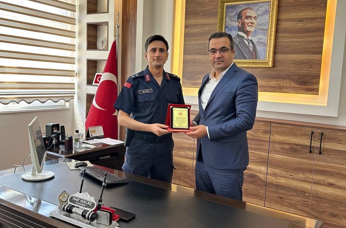 Sarıgöl İlçe Jandarma Komutanı’na plaketle veda