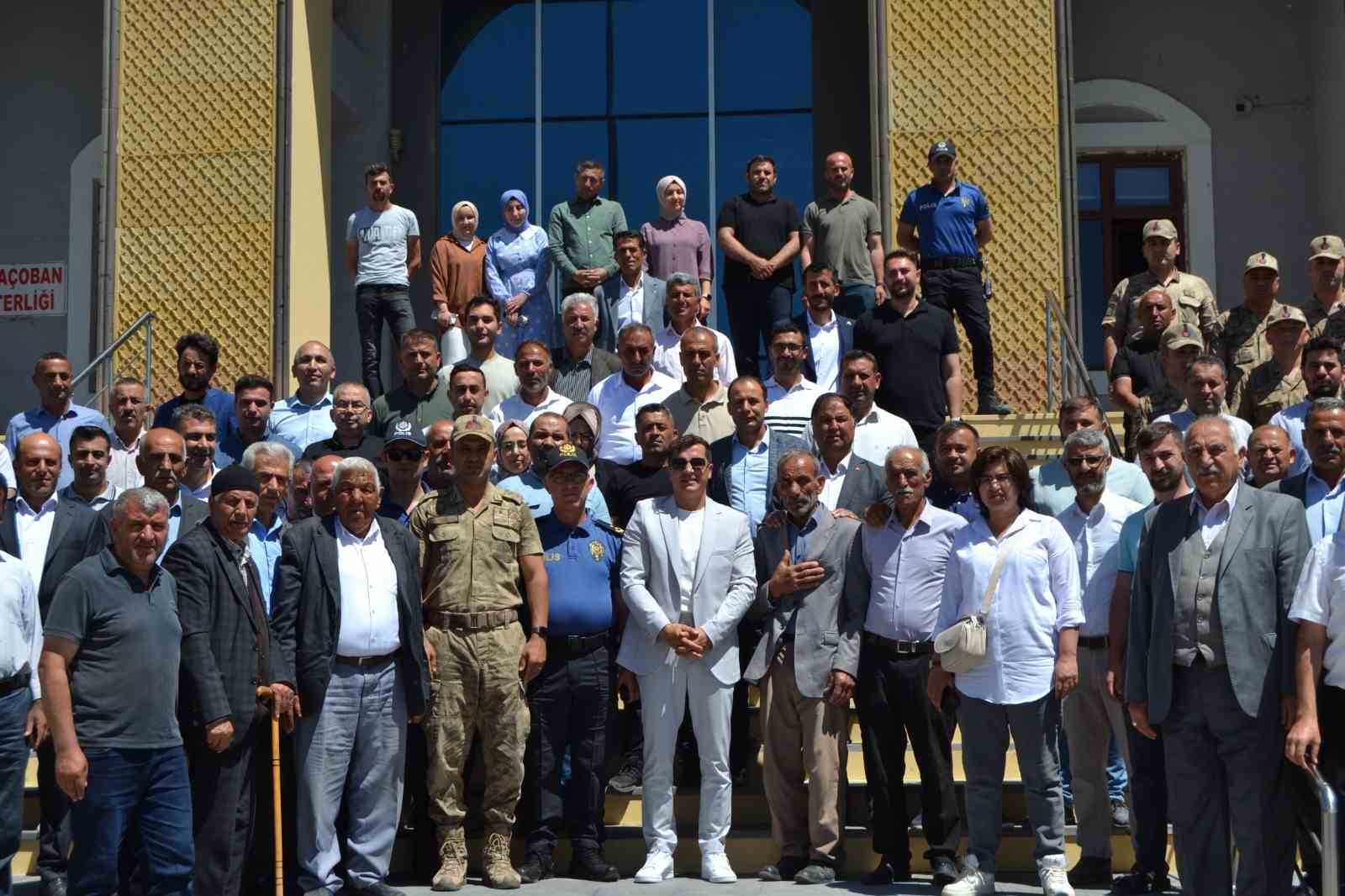 Karaçoban’da Kaymakam ve İlçe Jandarma komutanına anlamlı uğurlama