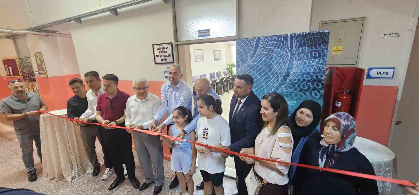 Alaşehir’de Veli Özkan Bilişim Teknolojileri Sınıfı açıldı
