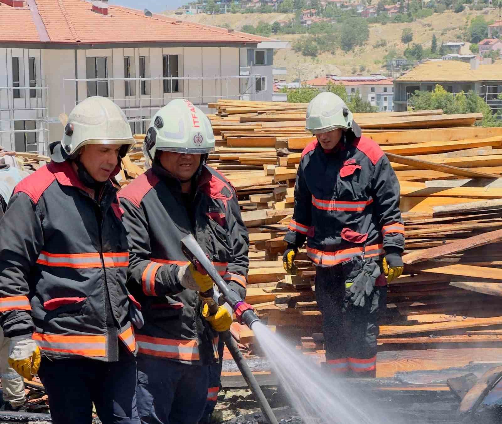Malatya&rsquo;da ağır hasarlı okulun &ccedil;atısında korkutan yangın

