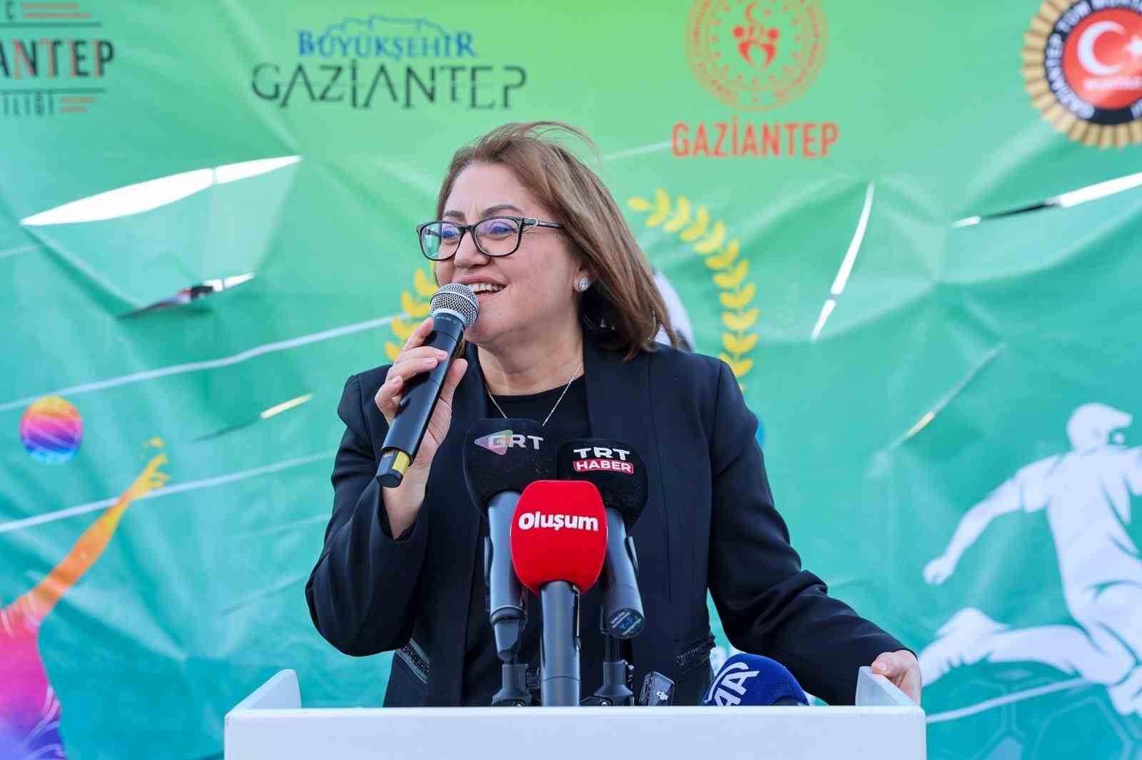 T&uuml;rkiye&rsquo;de bir ilk olan Muhtar Cup Futbol turnuvası başladı
