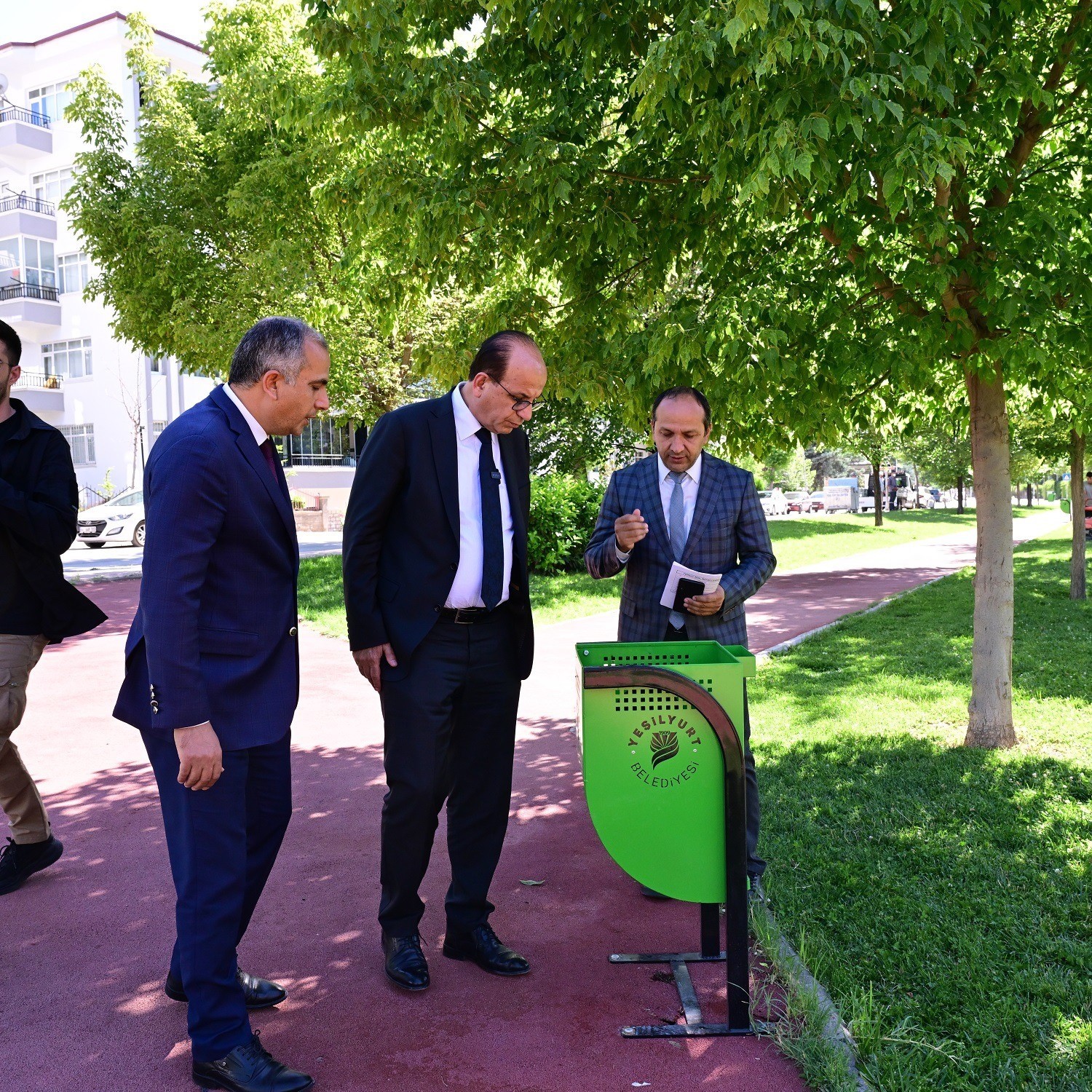 Başkan Ge&ccedil;it, park alanlarındaki yenileme hizmetlerini inceledi
