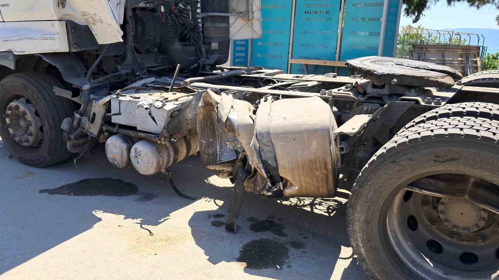 İznik’te tır ile kamyonet çarpıştı: 1 ağır yaralı