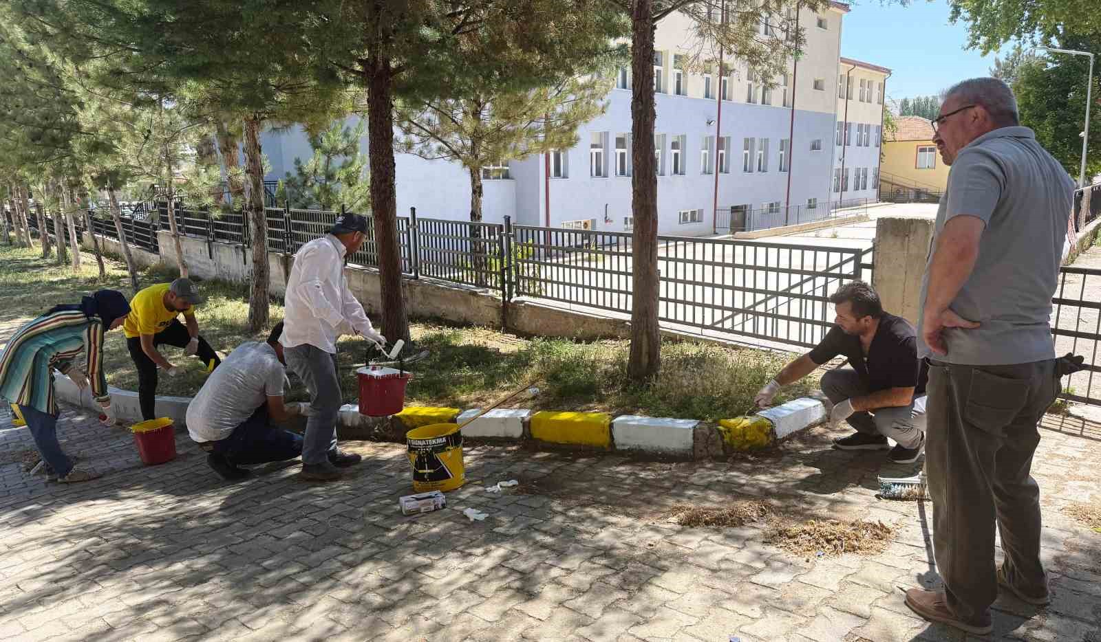 Hisarcık’ta fedakar öğretmenler okul bahçesini güzelleştirdi