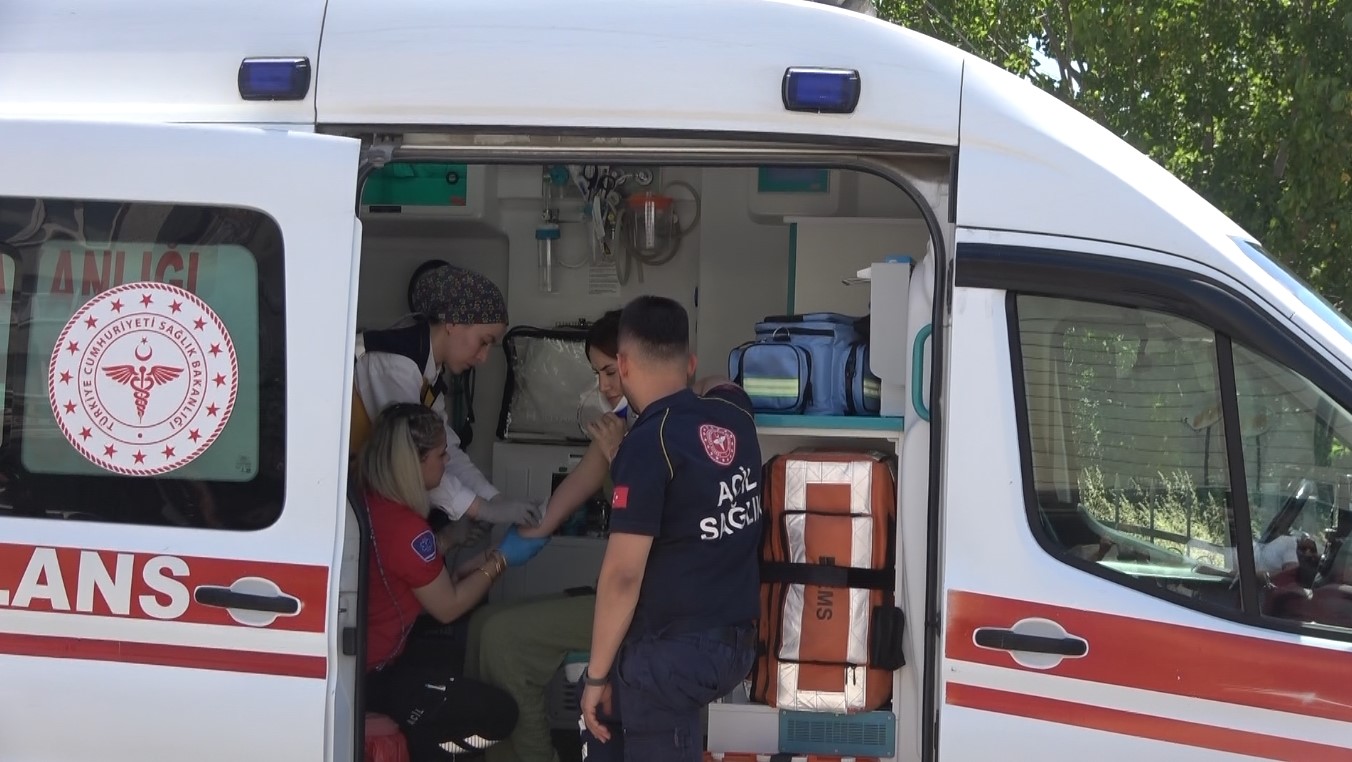 Bafra&rsquo;da otomobil takla attı: 2 yaralı
