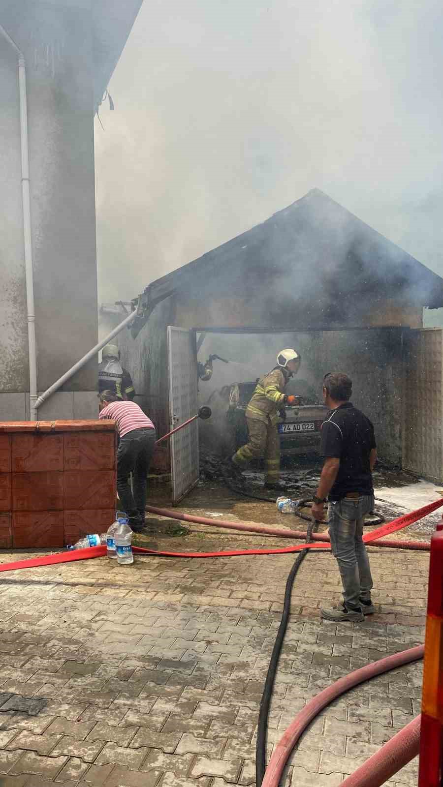 Bartın&rsquo;da garaj ve i&ccedil;erisindeki otomobil alev alev yandı

