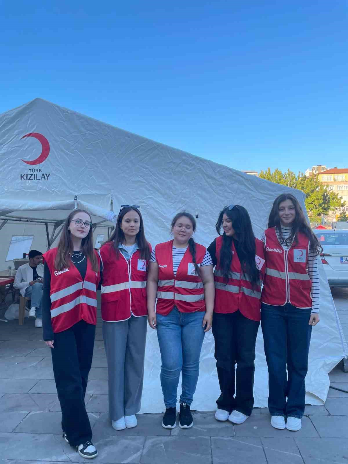 &Uuml;niversite &ouml;ğrencilerinden T&uuml;rk Kızılayı&rsquo;na &ouml;rnek olacak destek
