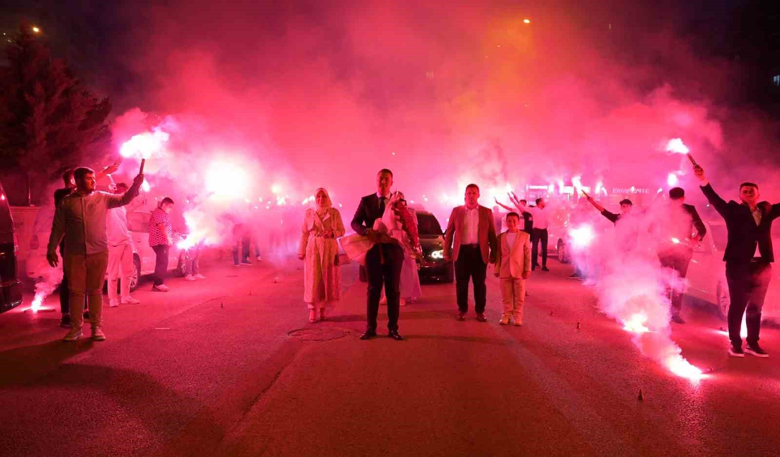 Mahalleyi festival alanına çevirerek kız istemeye gitti