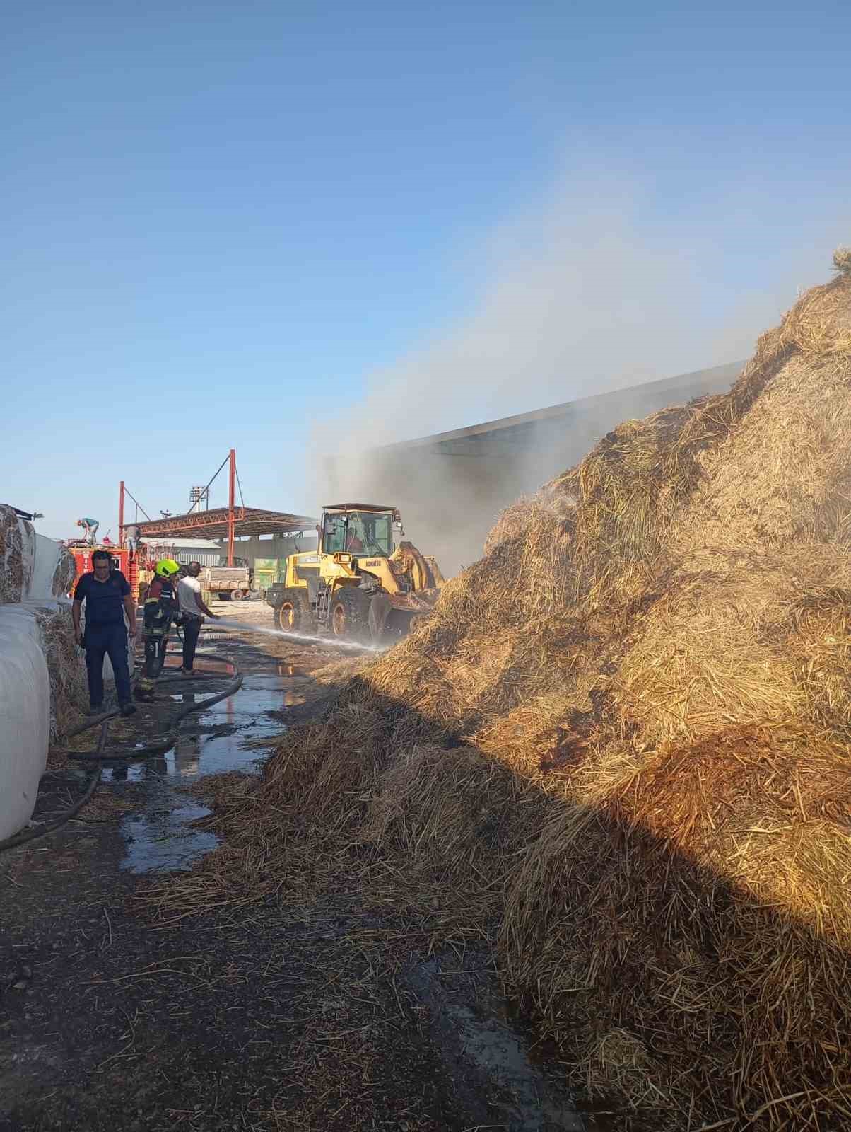 Balıkesir&rsquo;de saman yangını 15 saatte s&ouml;nd&uuml;r&uuml;ld&uuml;
