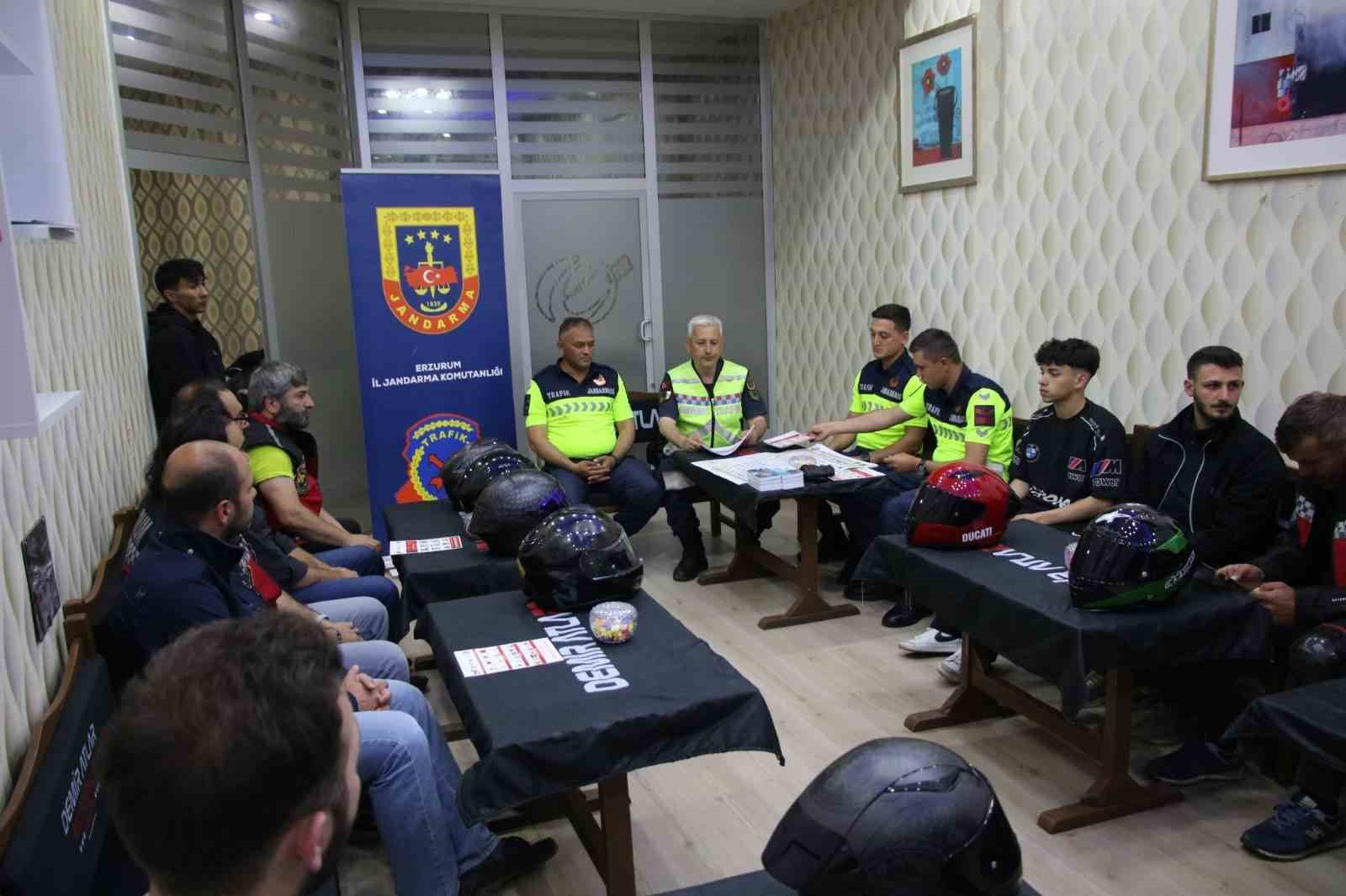 Motosiklet s&uuml;r&uuml;c&uuml;lerine g&uuml;venlik eğitimi
