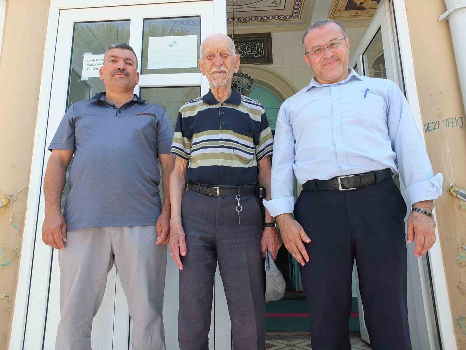 59 yıldır gönüllü müezzinlik yapıyor