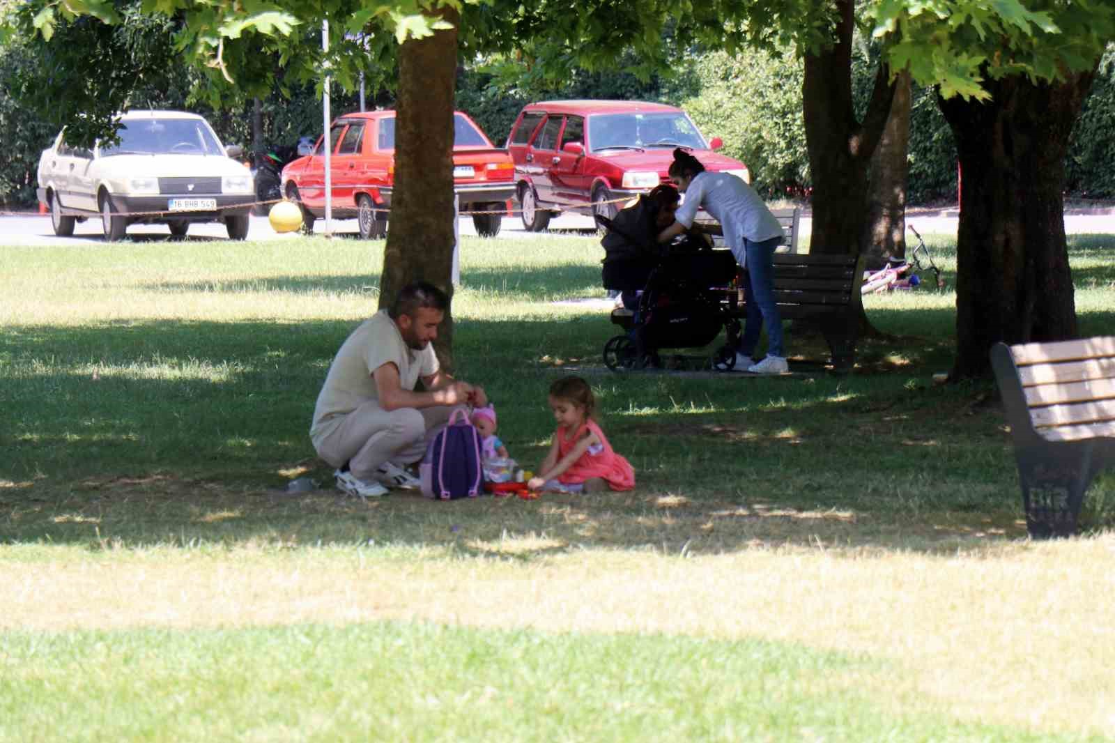 Sakarya&rsquo;da sıcak hava bunalttı: G&ouml;lgelere ka&ccedil;ış başladı
