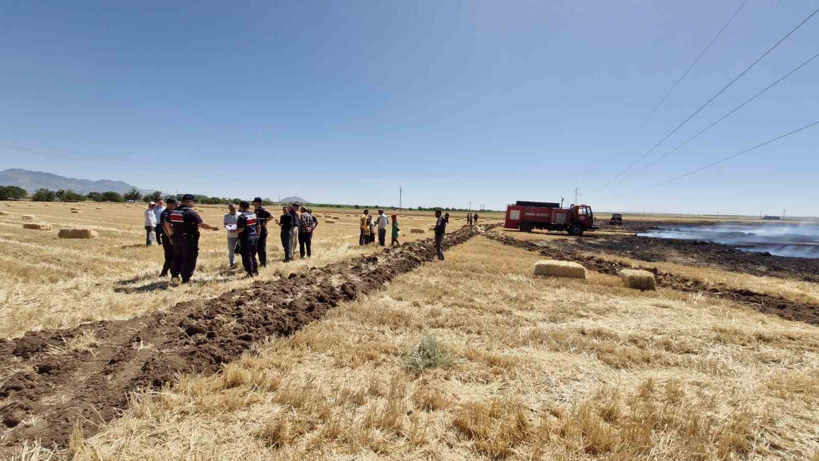 Y&uuml;ksek gerilim hattına temas eden balya asans&ouml;r&uuml; 40 d&ouml;n&uuml;m tarlayı k&uuml;l etti
