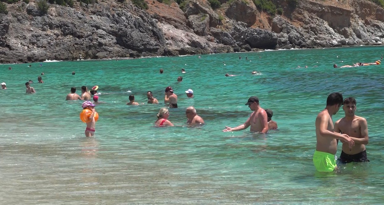 Alanya’da aşırı sıcaklar sahilleri doldurdu