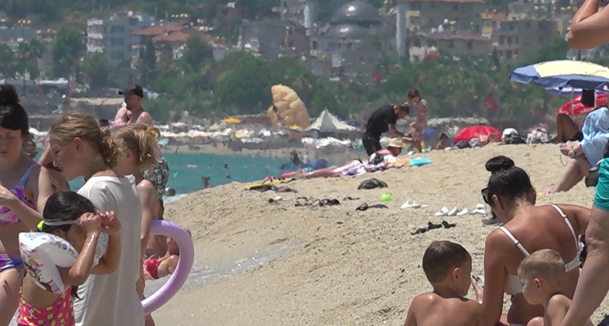 Alanya&rsquo;da aşırı sıcaklar sahilleri doldurdu
