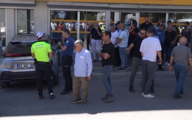 Kaldırıma &ccedil;ıkan ara&ccedil;, bankanın g&uuml;venlik g&ouml;revlisine &ccedil;aptı
