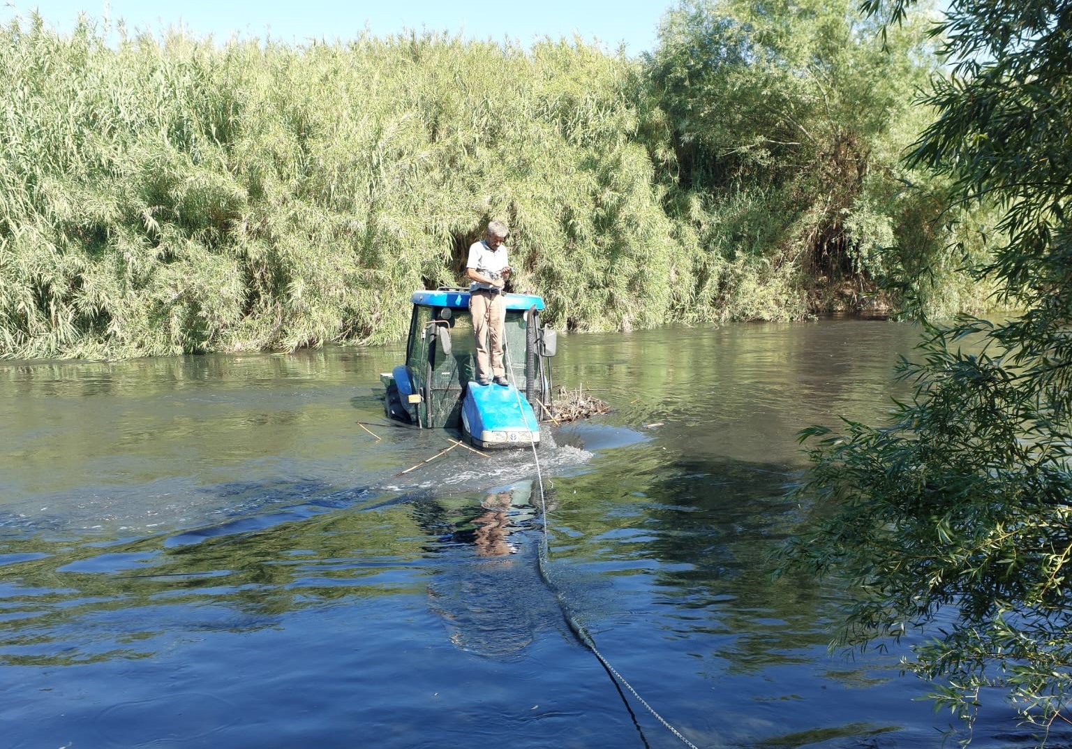 Büyük Menderes’te traktörü ile mahsur kalan çiftçi kurtarıldı