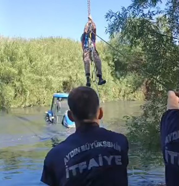 B&uuml;y&uuml;k Menderes&rsquo;te trakt&ouml;r&uuml; ile mahsur kalan &ccedil;ift&ccedil;i kurtarıldı
