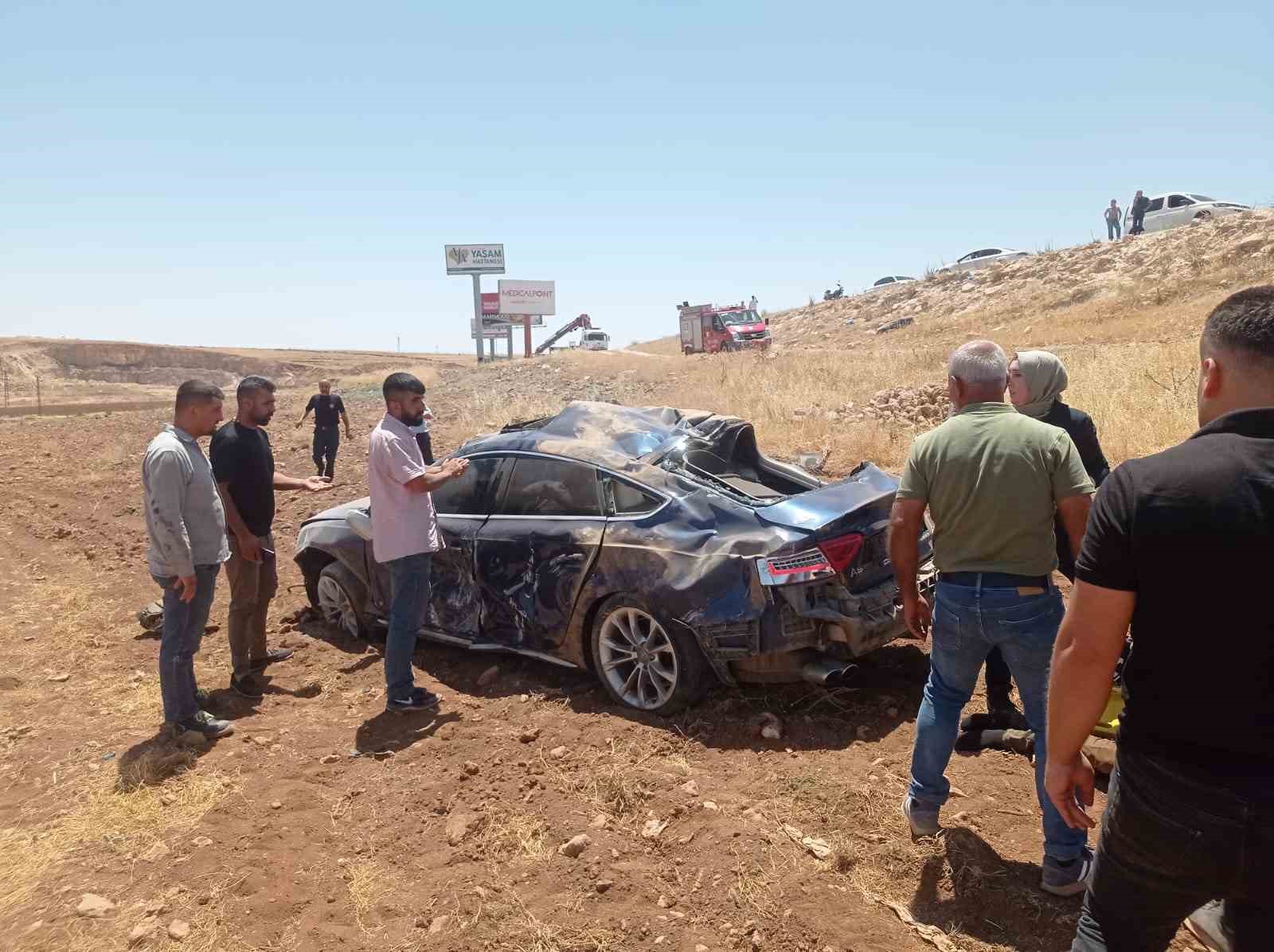 Midyat’ta virajı alamayan otomobil takla attı: 2 yaralı