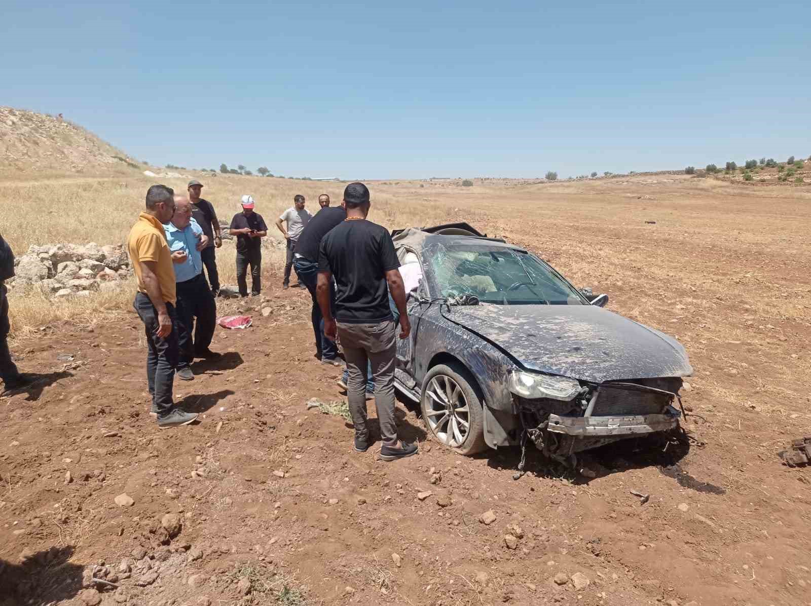 Midyat’ta virajı alamayan otomobil takla attı: 2 yaralı

