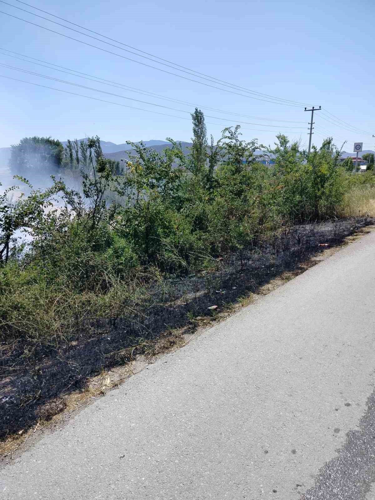 Osmancık&rsquo;ta &ccedil;ıkan &ouml;rt&uuml; yangını b&uuml;y&uuml;meden s&ouml;nd&uuml;r&uuml;ld&uuml;
