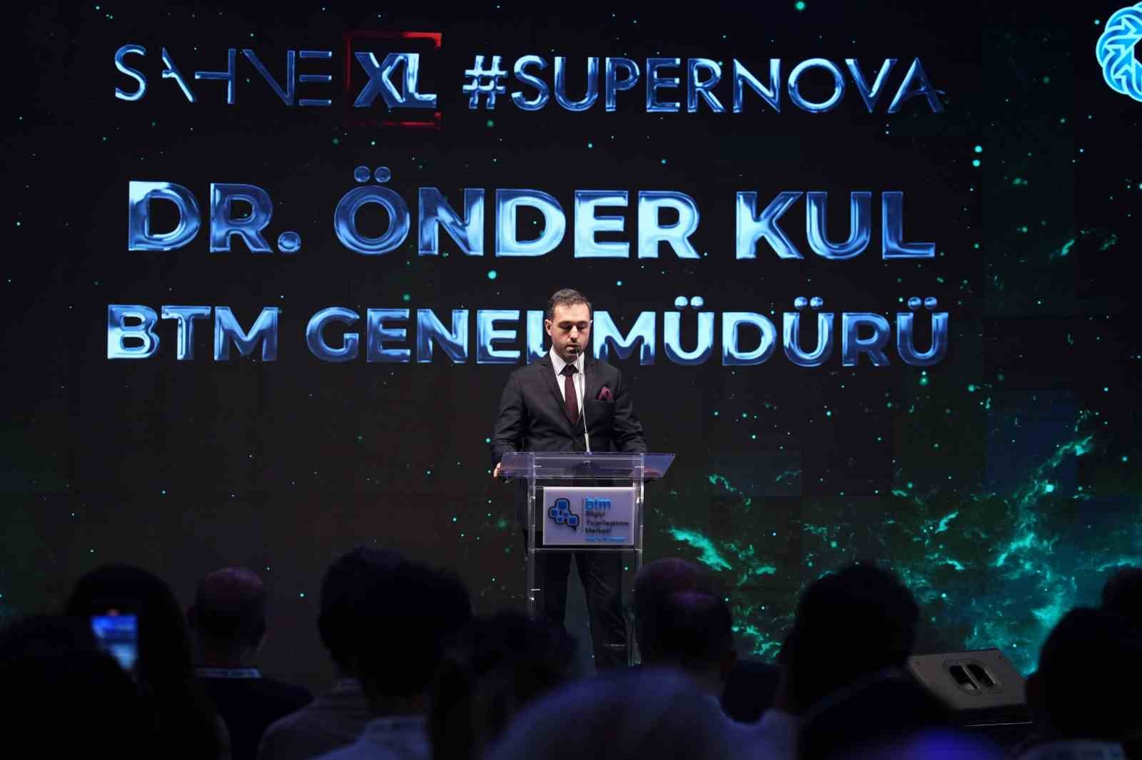 Sahne XL etkinliğinde ’Supernova’ temasıyla 13 girişimci sahne aldı