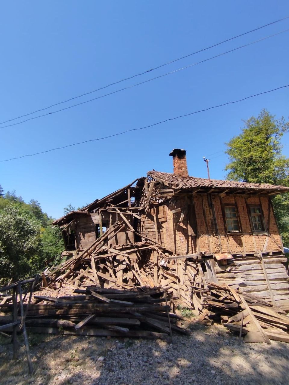 Ahşap ev çöktü, hayvanlar son anda kurtarıldı