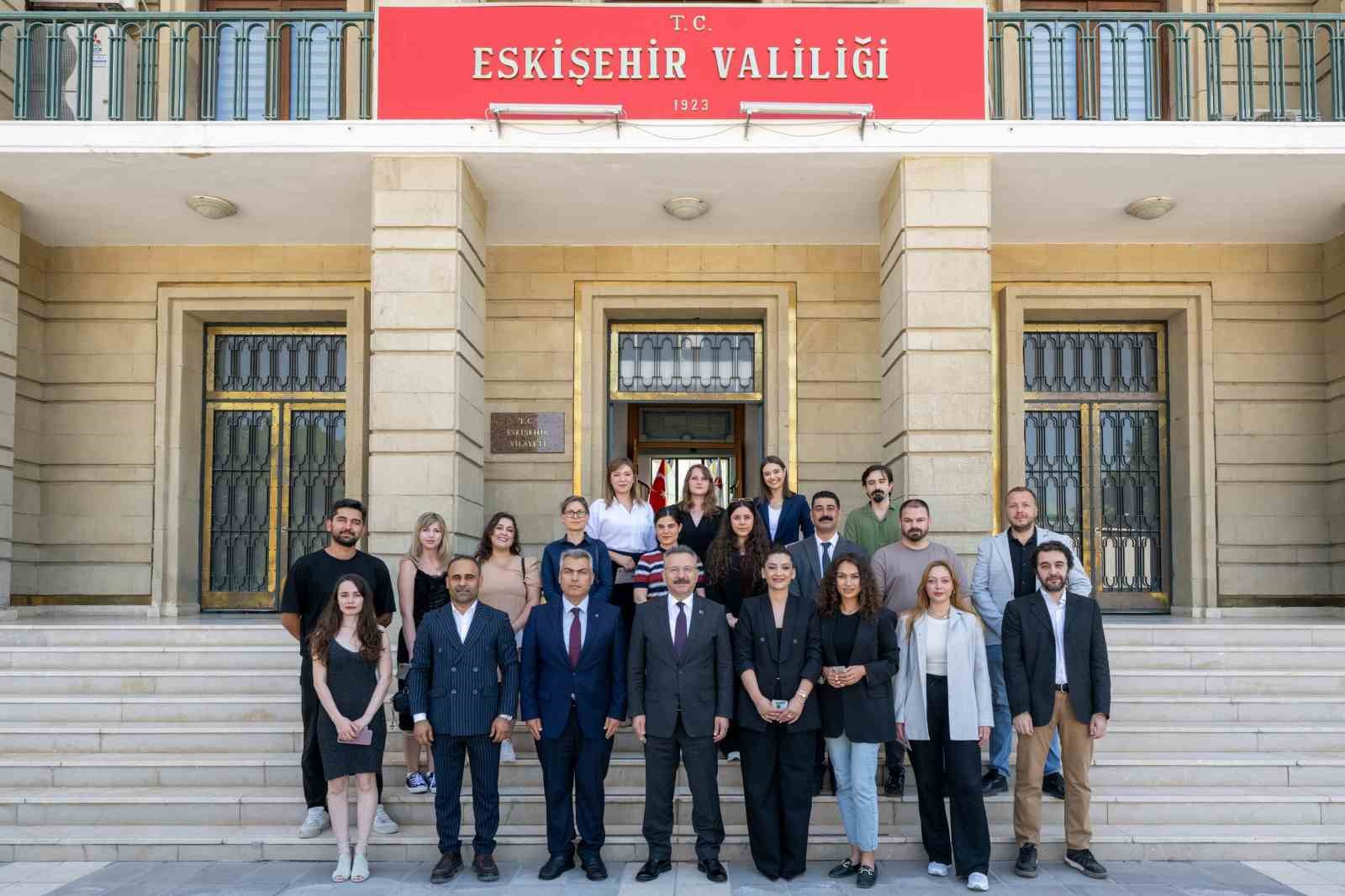 Vali Aksoy, basın kartlarını takdim etti
