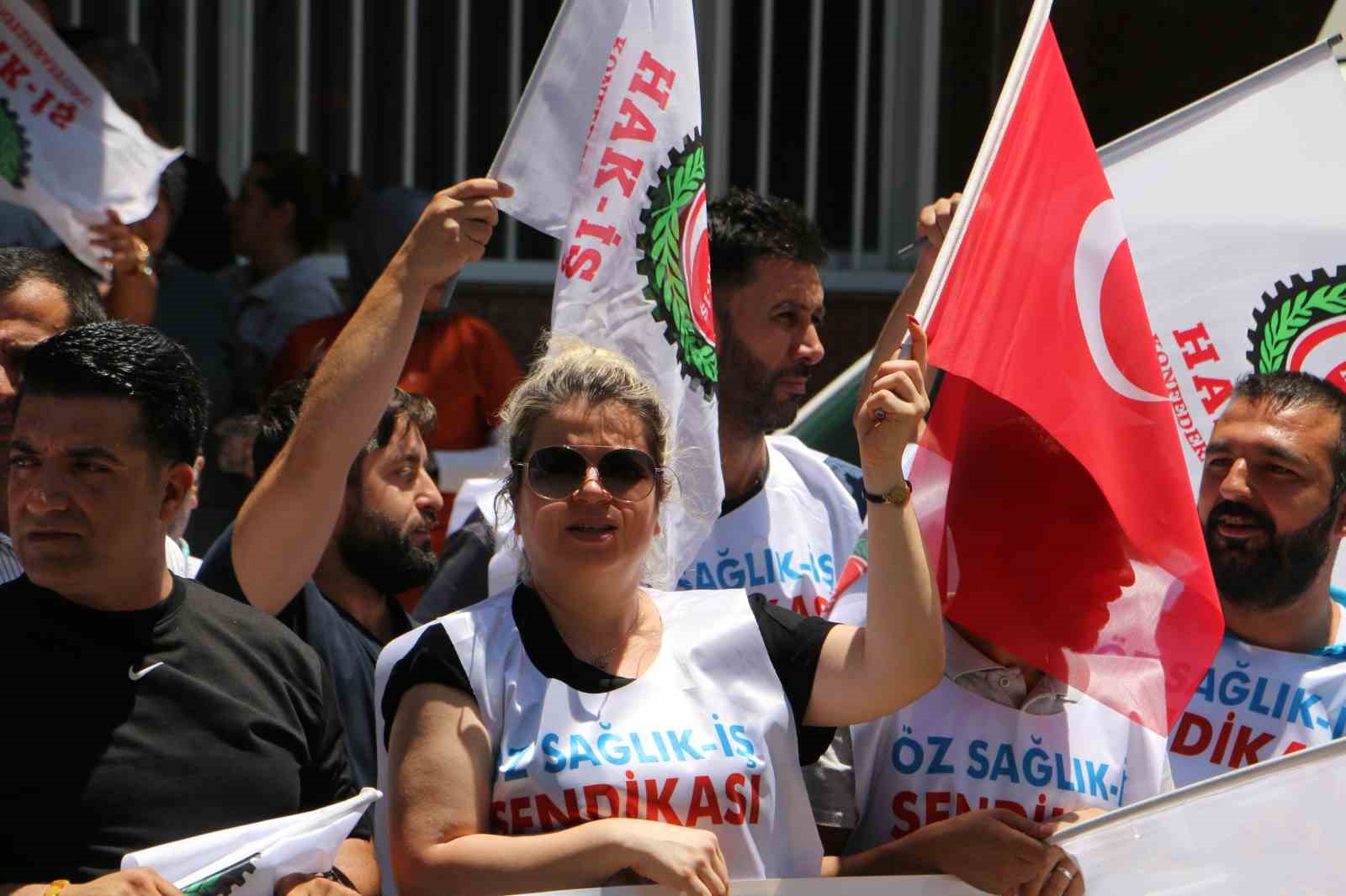 HAK-İŞ ve &Ouml;z Sağlık İş Başkanı Ak&uuml;z&uuml;m. "Beklentimiz, &ccedil;alışanı merkeze alan, ge&ccedil;im şartlarını g&ouml;zeten adil bir teklifin ortaya konmasıdır"

