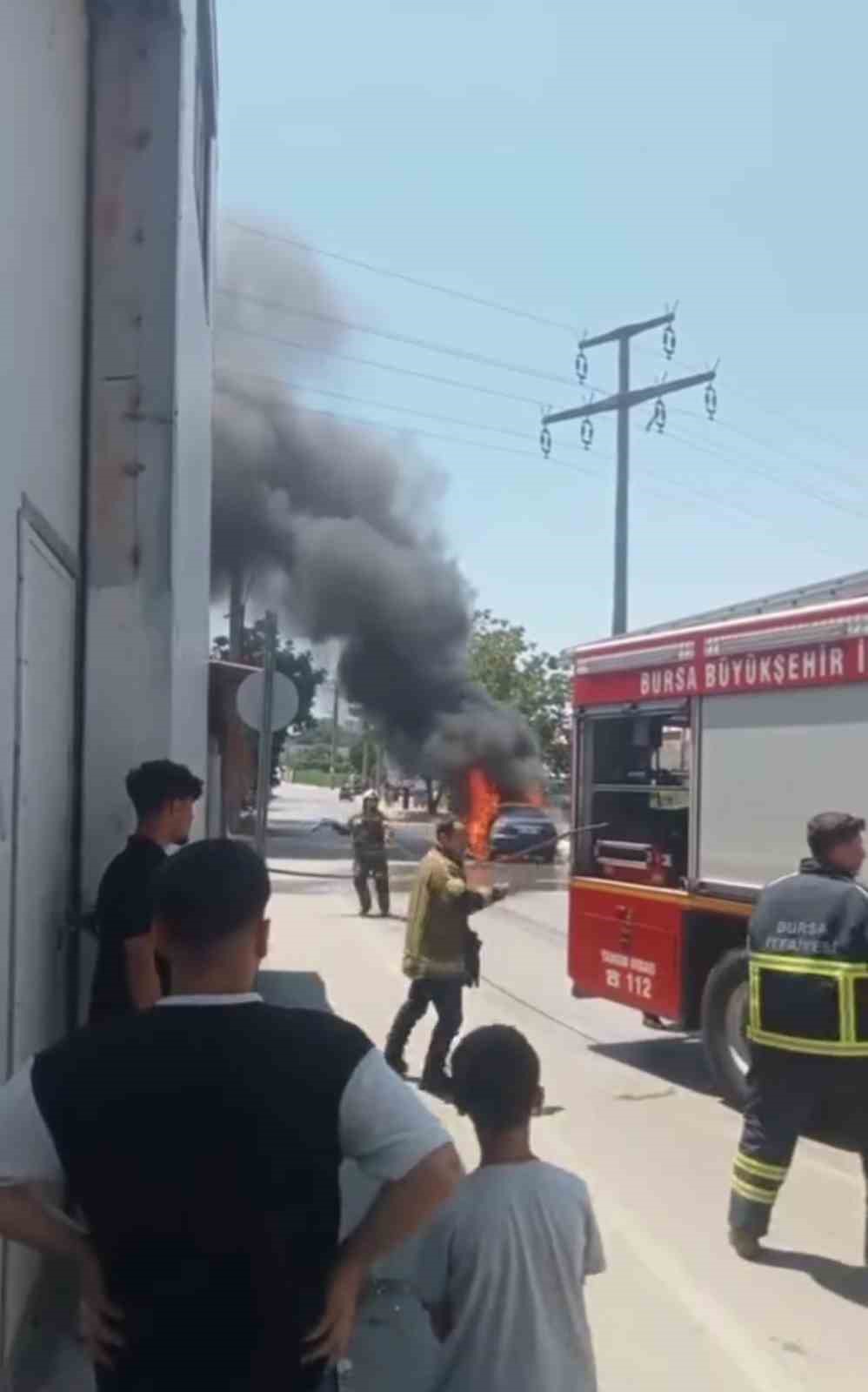 Aşırı sıcak seyir halindeki otomobili yaktı