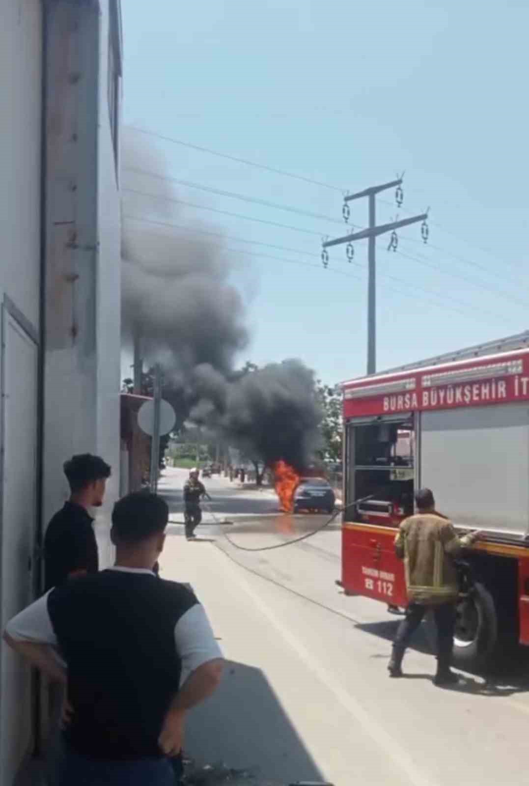 Aşırı sıcak seyir halindeki otomobili yaktı
