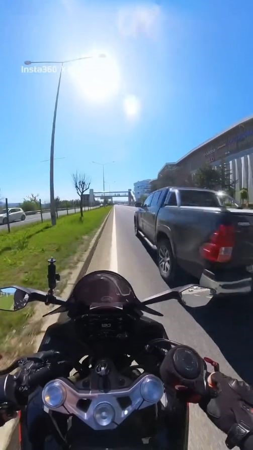 Sosyal medyada şov yapan s&uuml;r&uuml;c&uuml; polisten ka&ccedil;amadı: G&ouml;zaltına alındı
