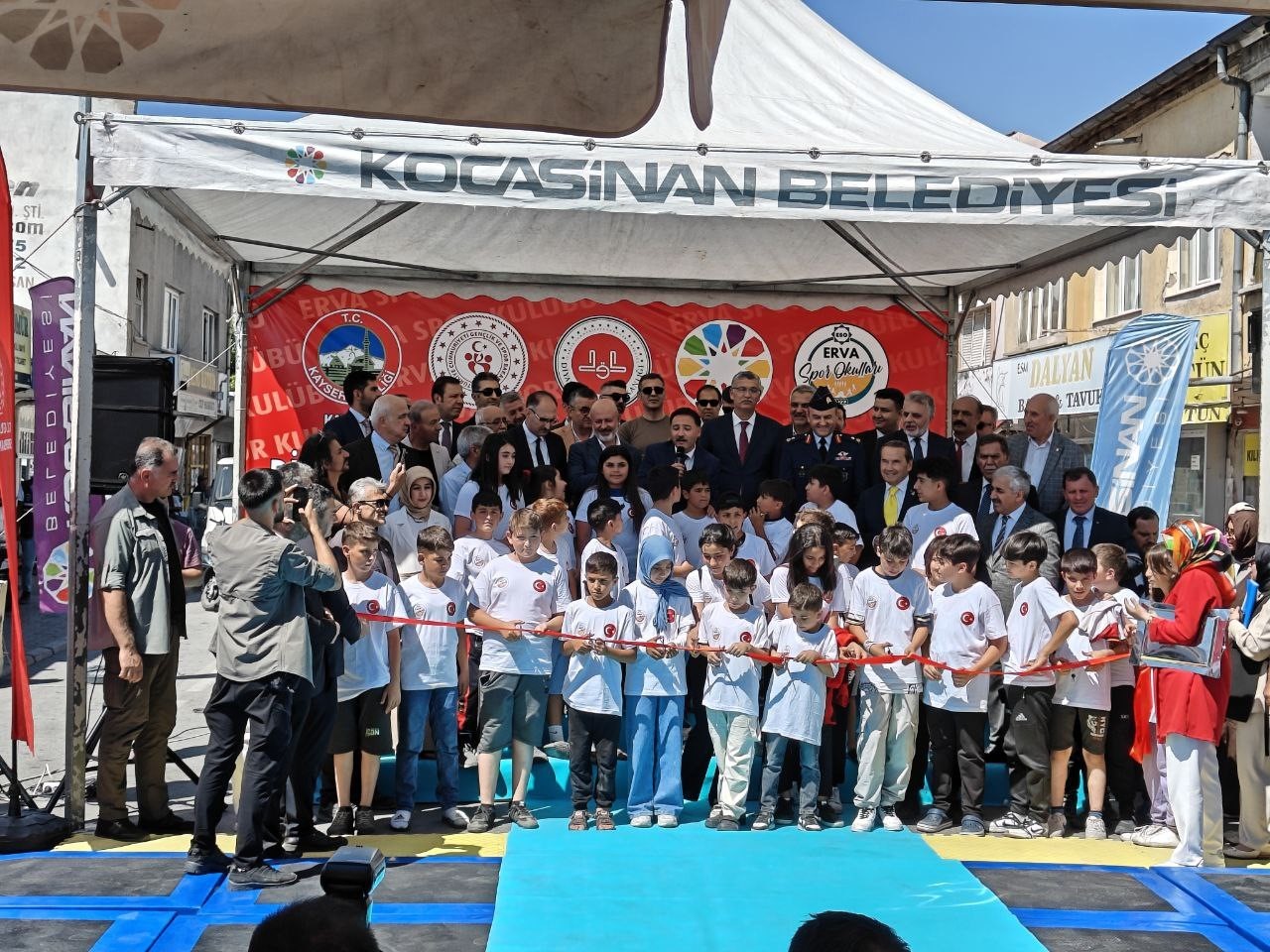 Vali Çiçek: "ERVA Spor Okulu öğrencilerimizin hep arkasında olacağız"