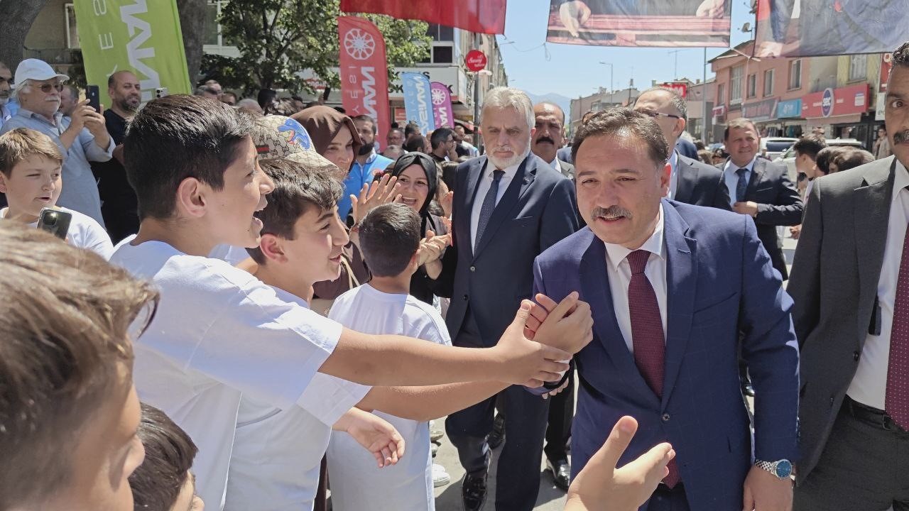 Vali &Ccedil;i&ccedil;ek: "ERVA Spor Okulu &ouml;ğrencilerimizin hep arkasında olacağız"
