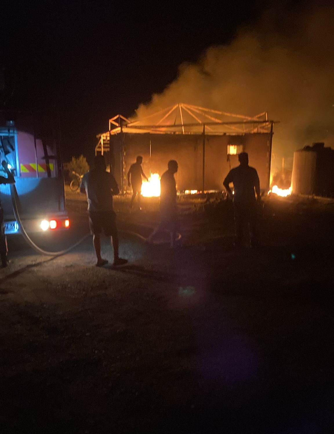 Prefabrik ev dakikalar içinde kül oldu