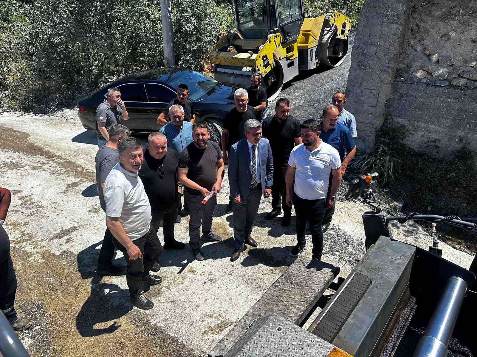 Köylerde sıcak asfalt çalışmaları sürüyor