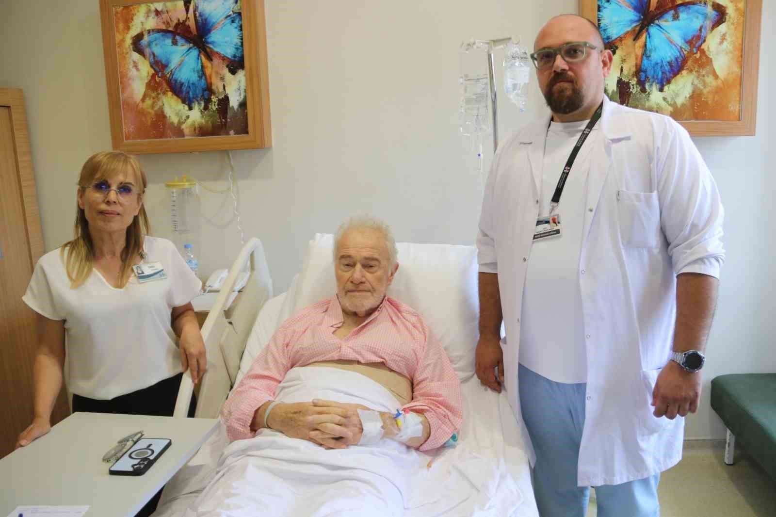 İngiliz hasta, Fethiye&rsquo;de &rsquo;Kapalı Omurga T&uuml;m&ouml;r&uuml;&rsquo; operasyonuyla sağlığına kavuştu
