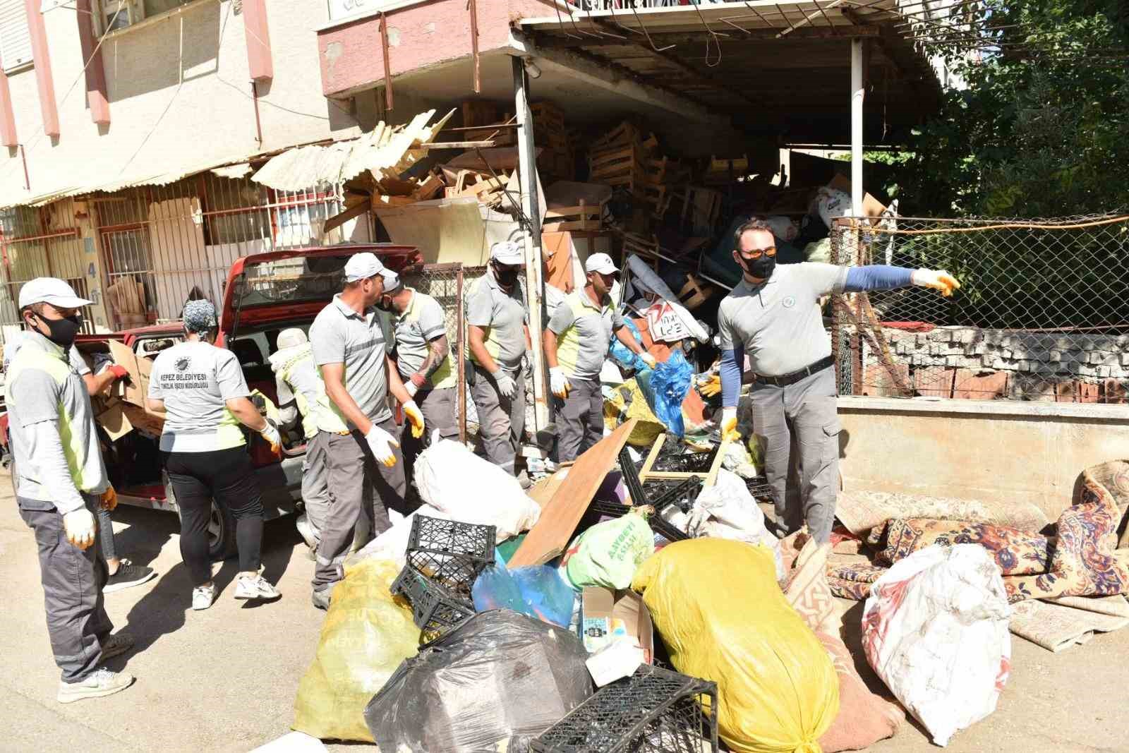 Kepez’de çöp apartman operasyonunda 20 kamyon çöp tahliye edildi