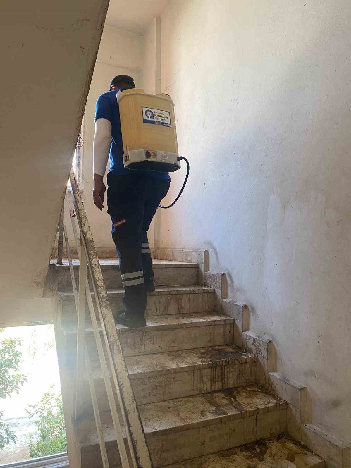 Kepez&rsquo;de &ccedil;&ouml;p apartman operasyonunda 20 kamyon &ccedil;&ouml;p tahliye edildi
