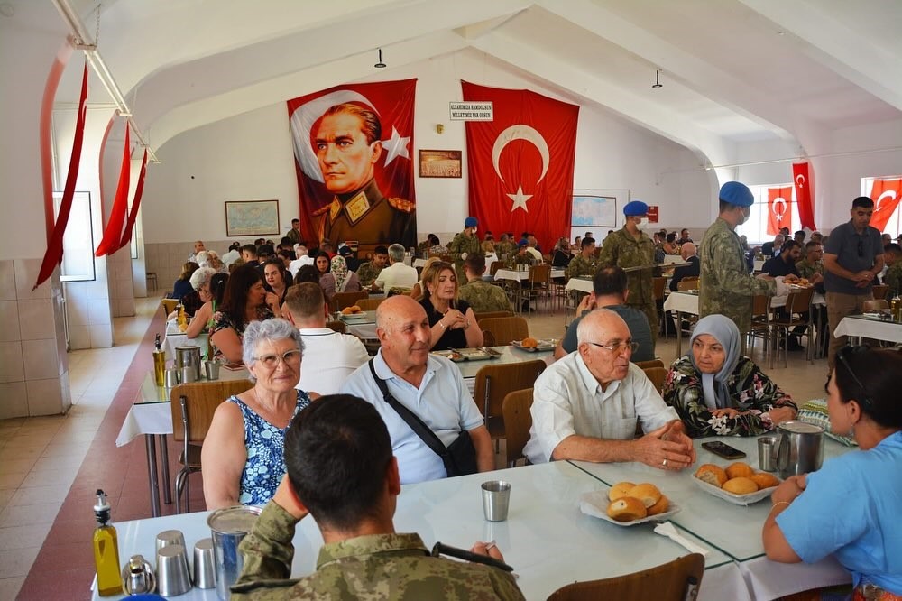 Türk Kara Kuvvetleri’nin 2234’üncü kuruluş yıl dönümünde şehit aileleri ve gaziler onuruna yemek düzenlendi