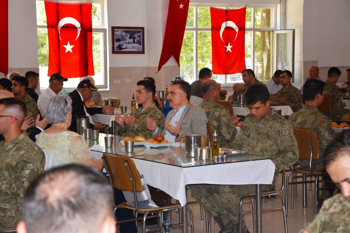 T&uuml;rk Kara Kuvvetleri&rsquo;nin 2234&rsquo;&uuml;nc&uuml; kuruluş yıl d&ouml;n&uuml;m&uuml;nde şehit aileleri ve gaziler onuruna yemek d&uuml;zenlendi
