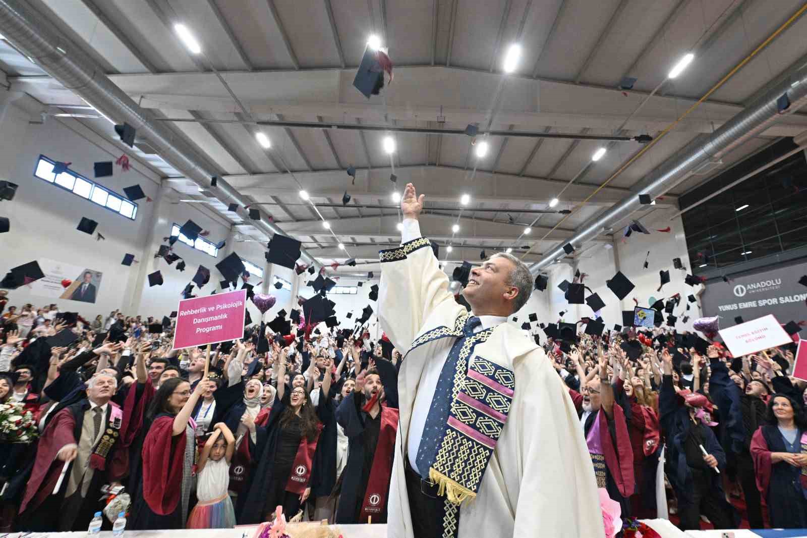 Anadolu Üniversitesi mezunlarını uğurlamaya devam ediyor