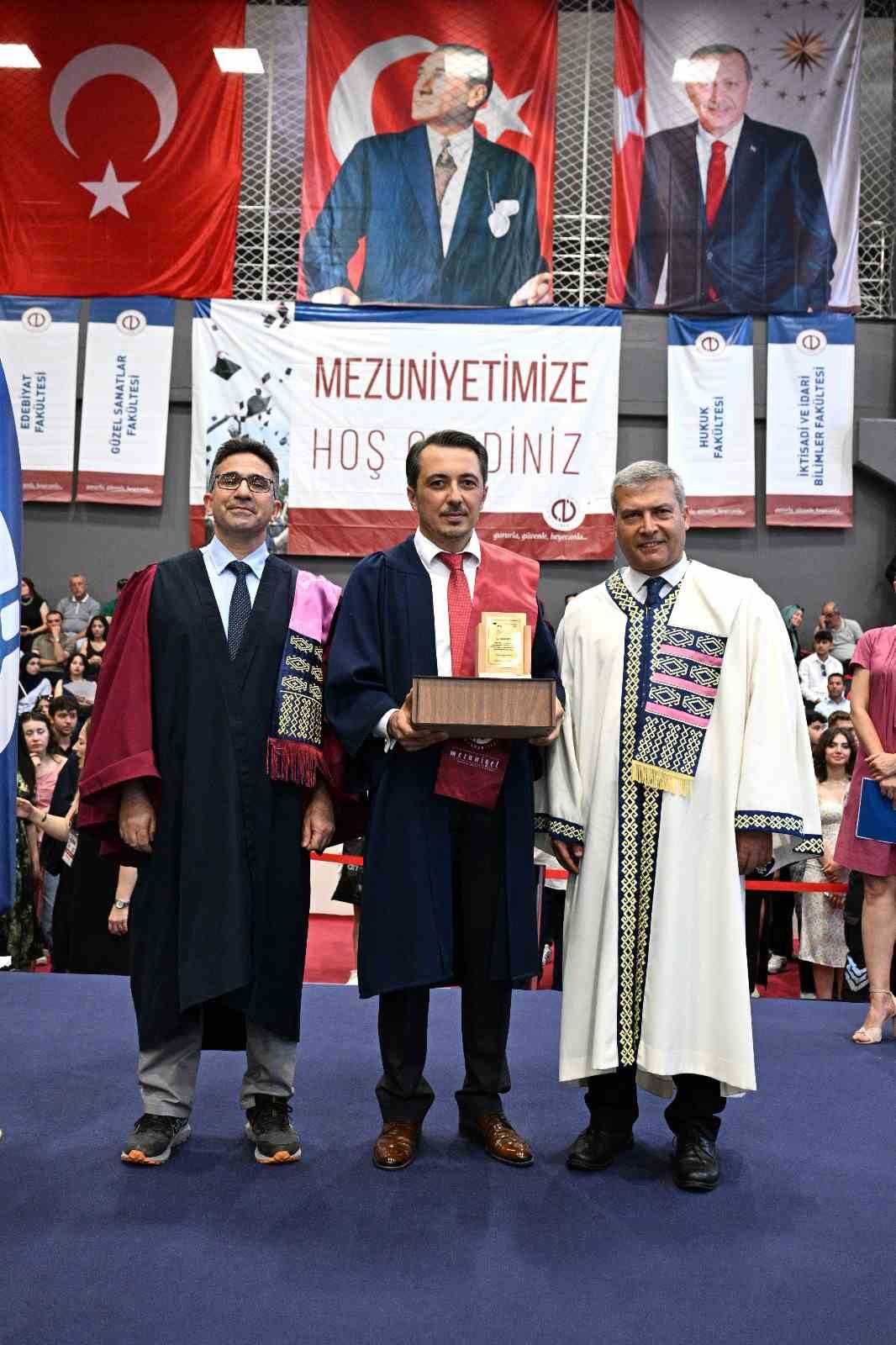 Anadolu &Uuml;niversitesi mezunlarını uğurlamaya devam ediyor
